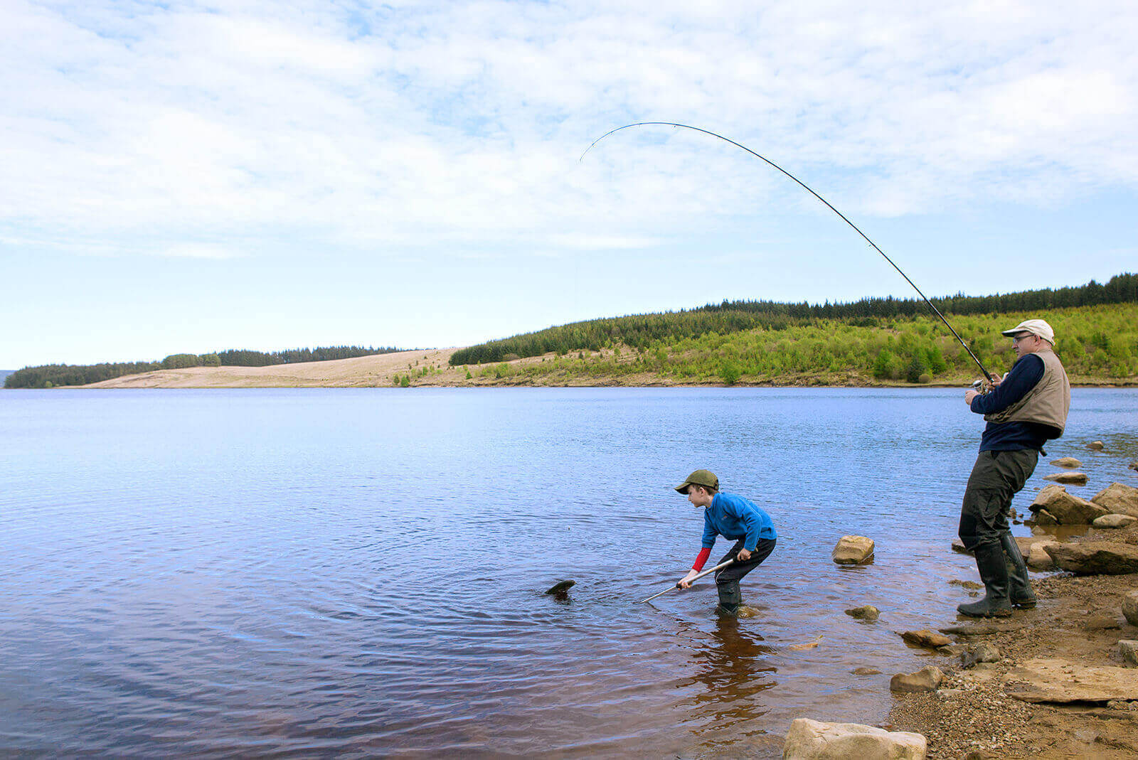 pesca en embalse en primavera